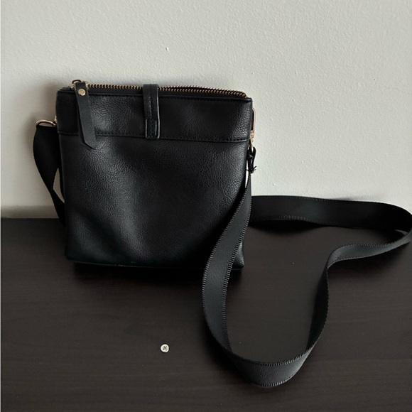 Kenneth Cole Reaction Black and White Crossbody Bag - Picture 2 of 4